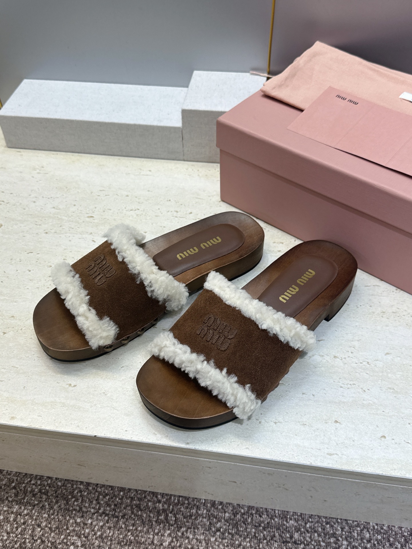 MiuMiu  2026秋冬新款时尚铆钉百搭羊羔毛女鞋 缪缪字母logo厚底圆头拼色露趾一字拖鞋  材质:鞋面进口羊猄皮