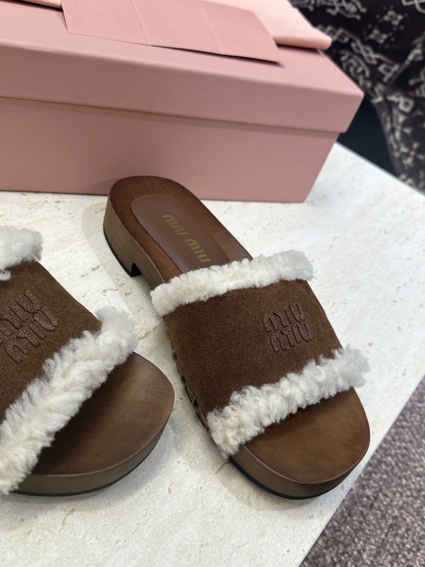 MiuMiu  2026秋冬新款时尚铆钉百搭羊羔毛女鞋 缪缪字母logo厚底圆头拼色露趾一字拖鞋  材质:鞋面进口羊猄皮