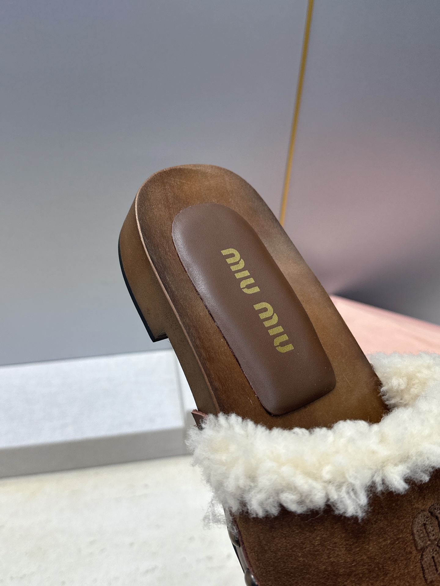 MiuMiu  2026秋冬新款时尚铆钉百搭羊羔毛女鞋 缪缪字母logo厚底圆头拼色露趾一字拖鞋  材质:鞋面进口羊猄皮