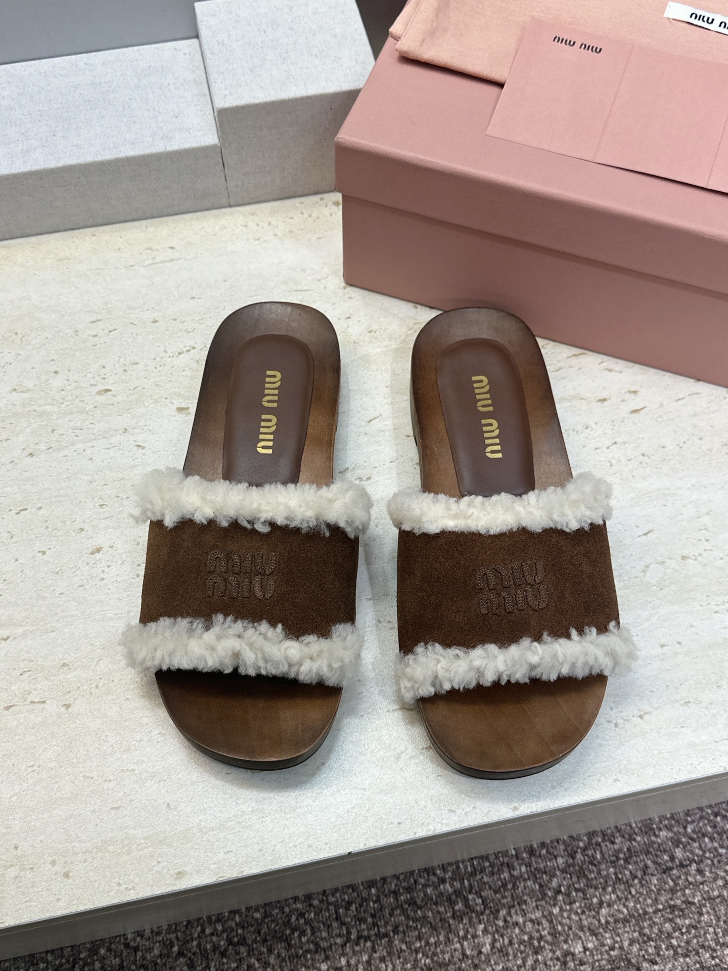 MiuMiu  2026秋冬新款时尚铆钉百搭羊羔毛女鞋 缪缪字母logo厚底圆头拼色露趾一字拖鞋  材质:鞋面进口羊猄皮
