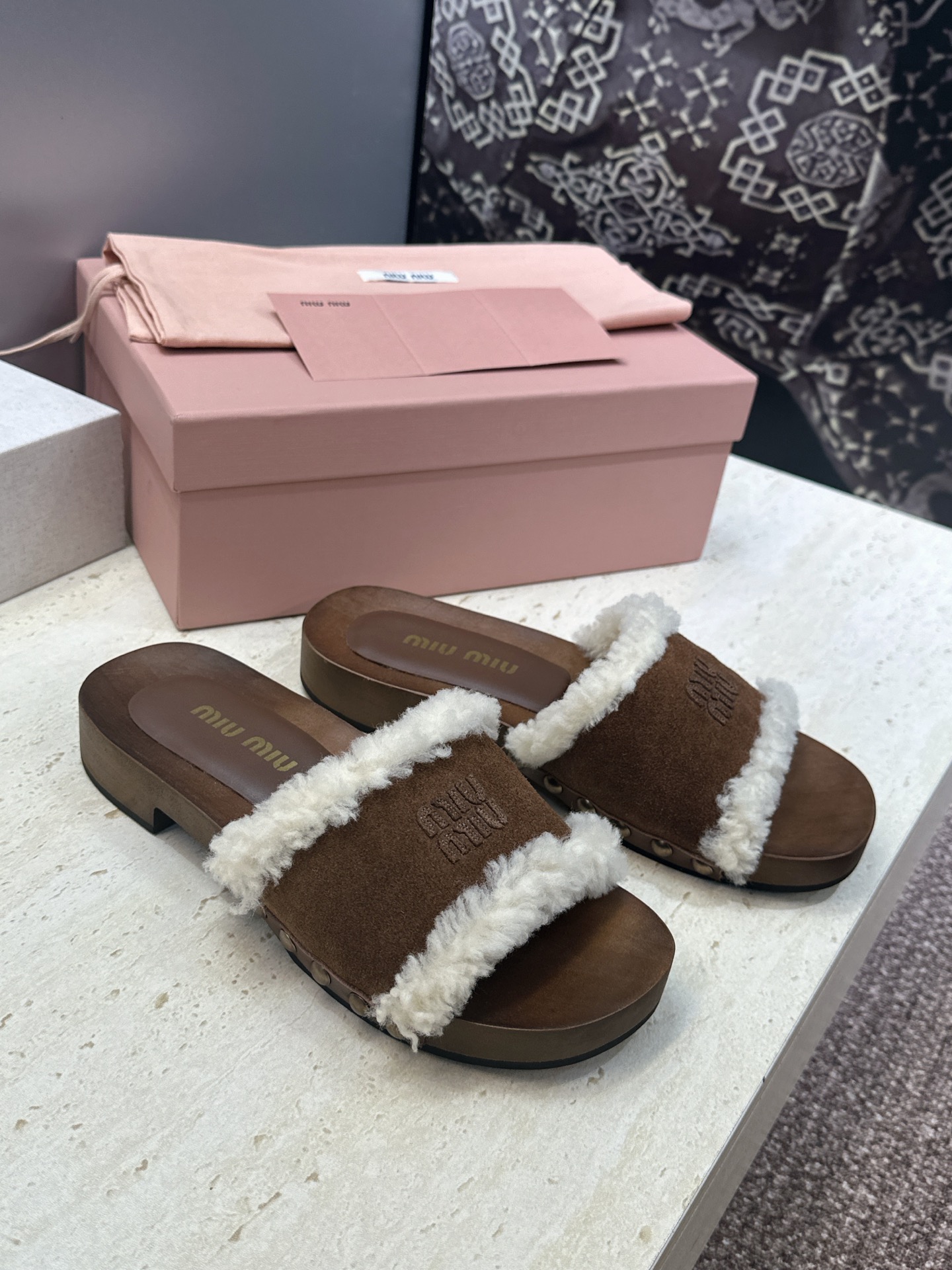 MiuMiu  2026秋冬新款时尚铆钉百搭羊羔毛女鞋 缪缪字母logo厚底圆头拼色露趾一字拖鞋  材质:鞋面进口羊猄皮