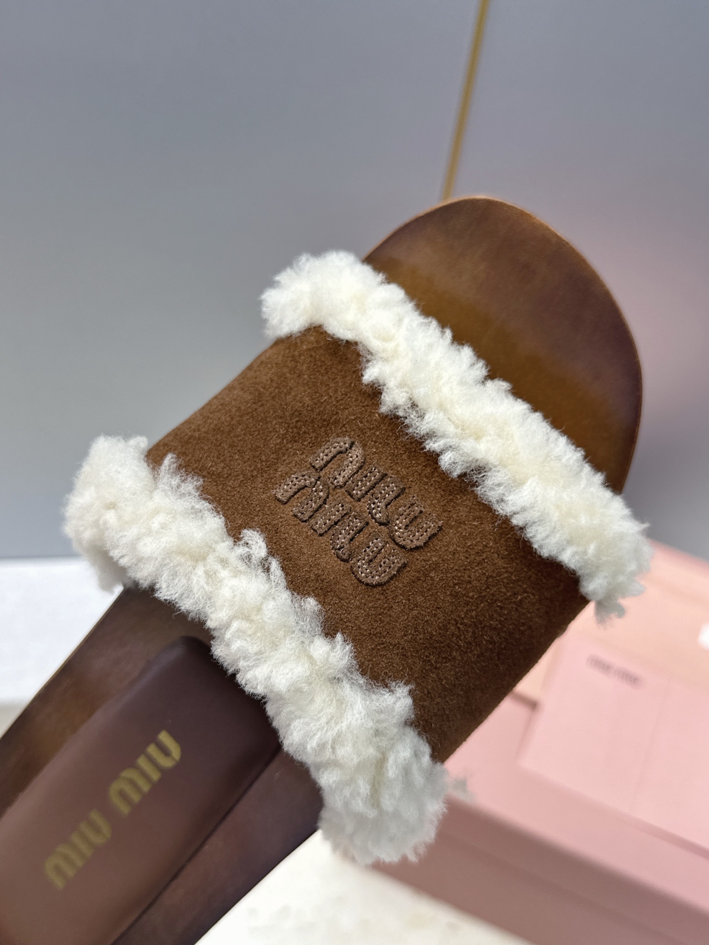 MiuMiu  2026秋冬新款时尚铆钉百搭羊羔毛女鞋 缪缪字母logo厚底圆头拼色露趾一字拖鞋  材质:鞋面进口羊猄皮