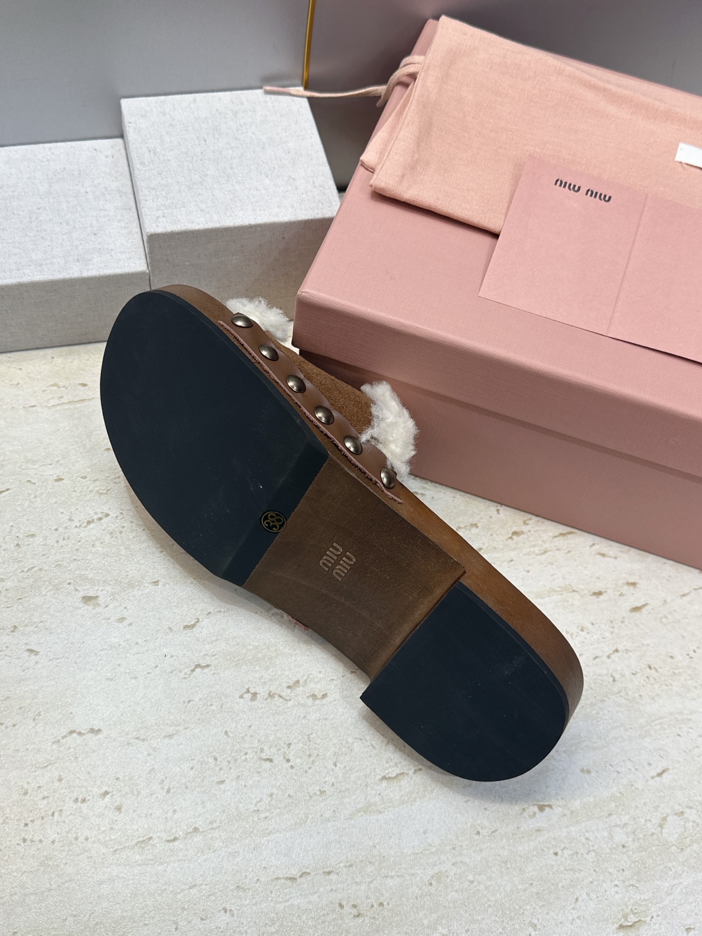 MiuMiu  2026秋冬新款时尚铆钉百搭羊羔毛女鞋 缪缪字母logo厚底圆头拼色露趾一字拖鞋  材质:鞋面进口羊猄皮