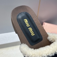 MiuMiu 2026秋冬新款时尚铆钉百搭羊羔毛女鞋 缪缪字母logo厚底圆头拼色露趾一字拖鞋 材质:鞋面进口羊猄皮 MiuMiu 2026秋冬新款时尚铆钉百搭羊羔毛女鞋 缪缪字母logo厚底圆头拼色露趾一字拖鞋 材质:鞋面进口羊猄皮