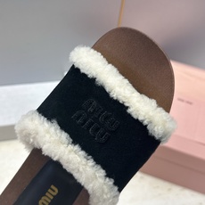 MiuMiu 2026秋冬新款时尚铆钉百搭羊羔毛女鞋 缪缪字母logo厚底圆头拼色露趾一字拖鞋 材质:鞋面进口羊猄皮 MiuMiu 2026秋冬新款时尚铆钉百搭羊羔毛女鞋 缪缪字母logo厚底圆头拼色露趾一字拖鞋 材质:鞋面进口羊猄皮