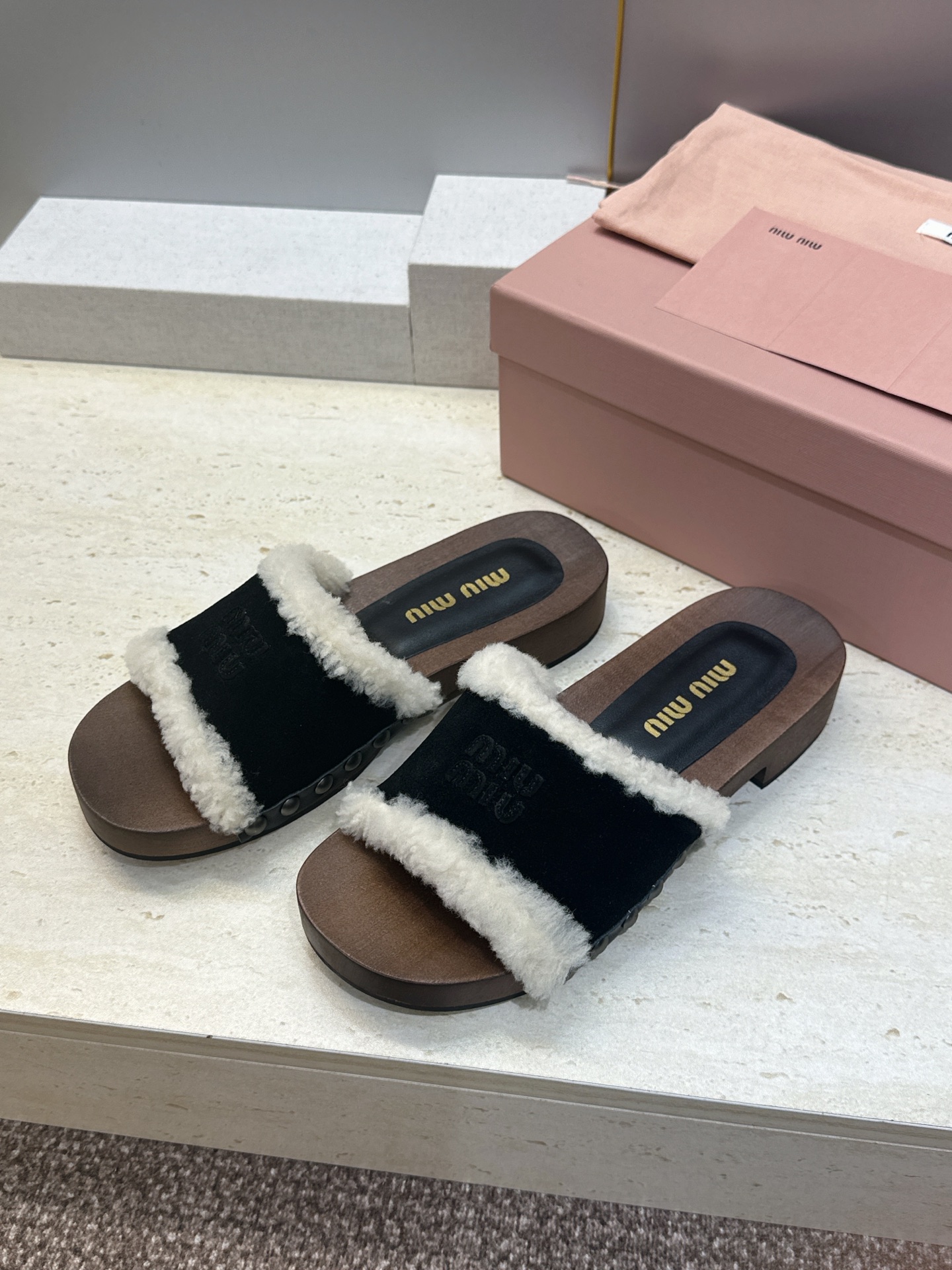 MiuMiu 2026秋冬新款时尚铆钉百搭羊羔毛女鞋 缪缪字母logo厚底圆头拼色露趾一字拖鞋 材质:鞋面进口羊猄皮 MiuMiu 2026秋冬新款时尚铆钉百搭羊羔毛女鞋 缪缪字母logo厚底圆头拼色露趾一字拖鞋 材质:鞋面进口羊猄皮