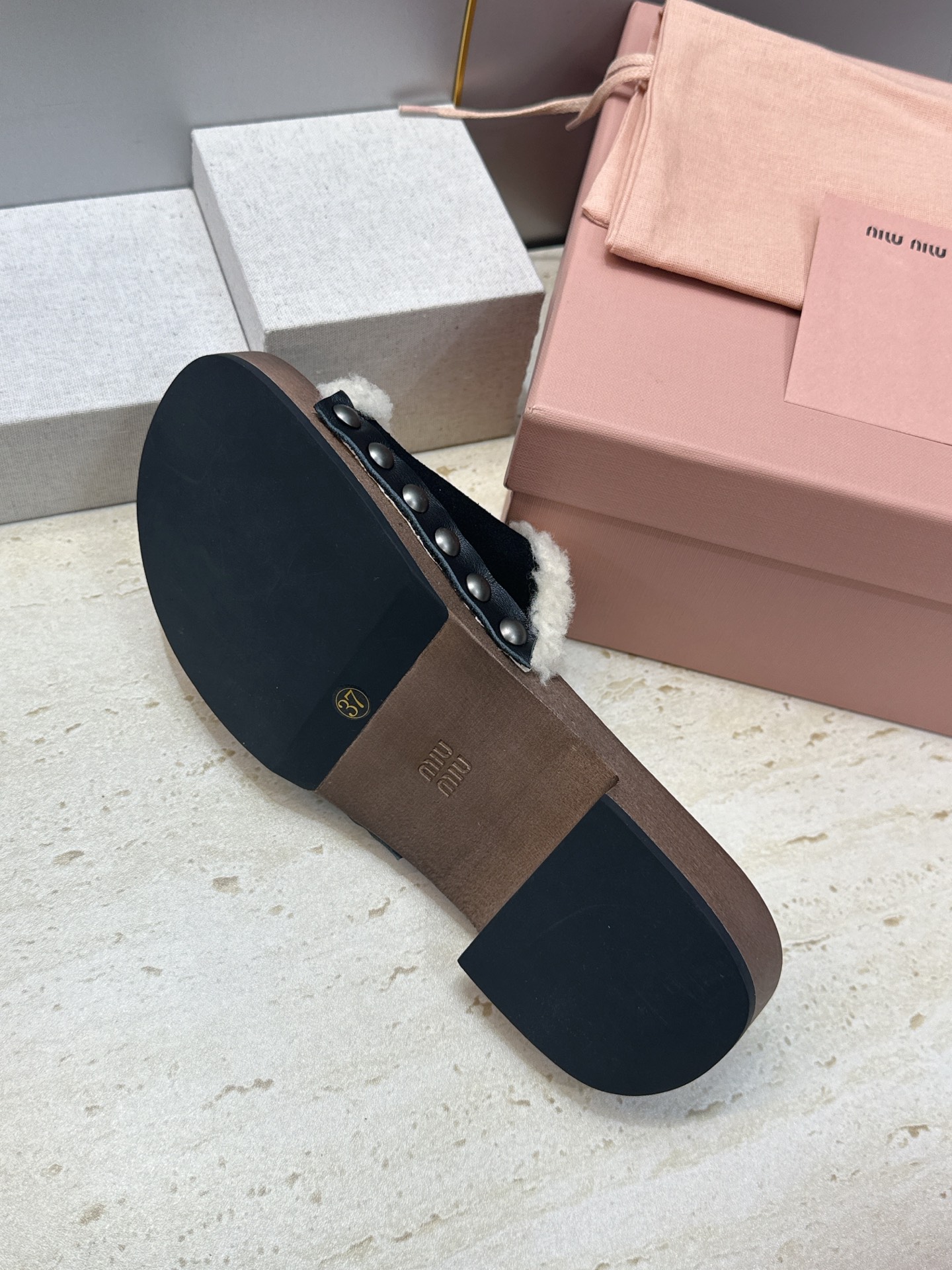 MiuMiu 2026秋冬新款时尚铆钉百搭羊羔毛女鞋 缪缪字母logo厚底圆头拼色露趾一字拖鞋 材质:鞋面进口羊猄皮 MiuMiu 2026秋冬新款时尚铆钉百搭羊羔毛女鞋 缪缪字母logo厚底圆头拼色露趾一字拖鞋 材质:鞋面进口羊猄皮