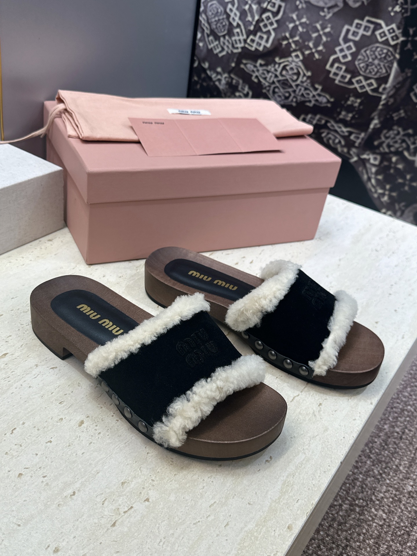 MiuMiu  2026秋冬新款时尚铆钉百搭羊羔毛女鞋 缪缪字母logo厚底圆头拼色露趾一字拖鞋  材质:鞋面进口羊猄皮