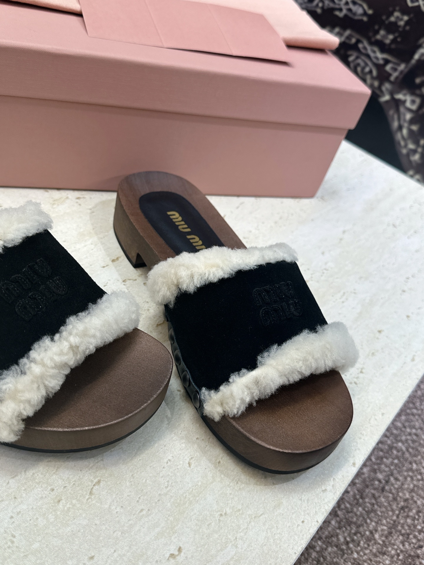 MiuMiu 2026秋冬新款时尚铆钉百搭羊羔毛女鞋 缪缪字母logo厚底圆头拼色露趾一字拖鞋 材质:鞋面进口羊猄皮 MiuMiu 2026秋冬新款时尚铆钉百搭羊羔毛女鞋 缪缪字母logo厚底圆头拼色露趾一字拖鞋 材质:鞋面进口羊猄皮