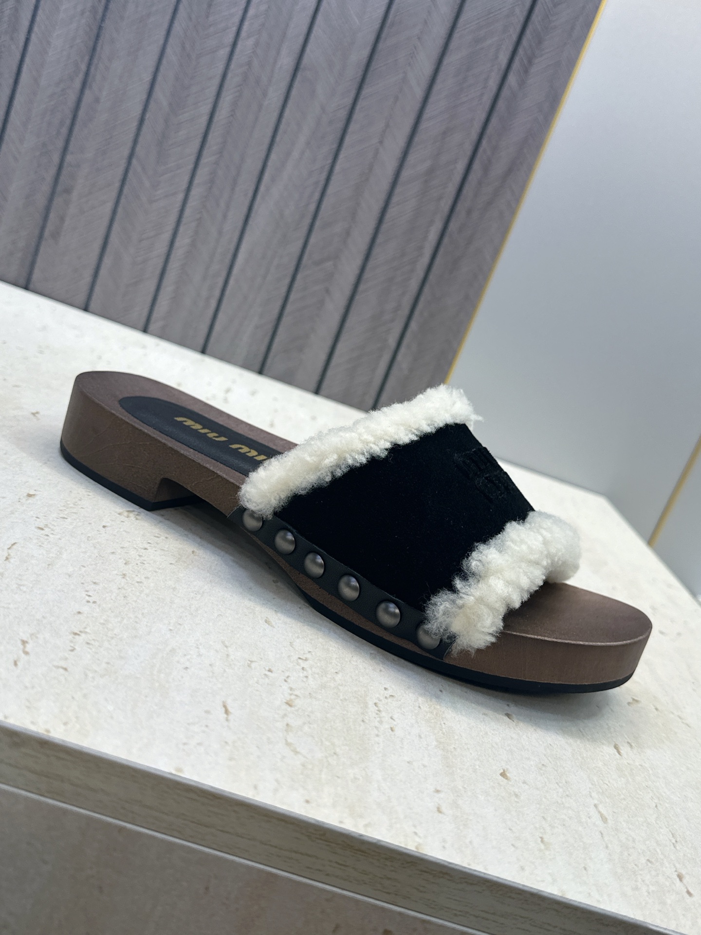 MiuMiu 2026秋冬新款时尚铆钉百搭羊羔毛女鞋 缪缪字母logo厚底圆头拼色露趾一字拖鞋 材质:鞋面进口羊猄皮 MiuMiu 2026秋冬新款时尚铆钉百搭羊羔毛女鞋 缪缪字母logo厚底圆头拼色露趾一字拖鞋 材质:鞋面进口羊猄皮
