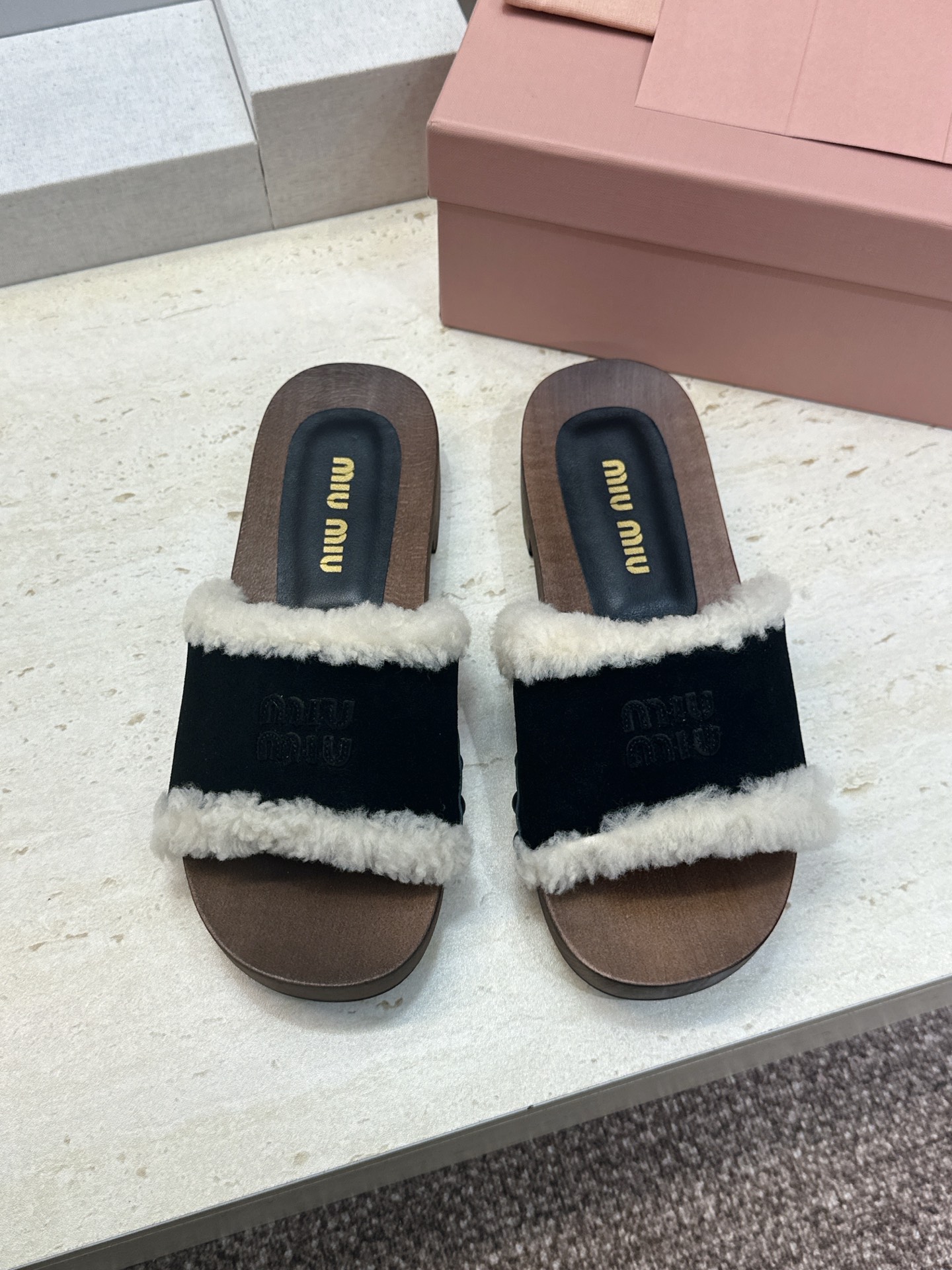 MiuMiu 2026秋冬新款时尚铆钉百搭羊羔毛女鞋 缪缪字母logo厚底圆头拼色露趾一字拖鞋 材质:鞋面进口羊猄皮 MiuMiu 2026秋冬新款时尚铆钉百搭羊羔毛女鞋 缪缪字母logo厚底圆头拼色露趾一字拖鞋 材质:鞋面进口羊猄皮