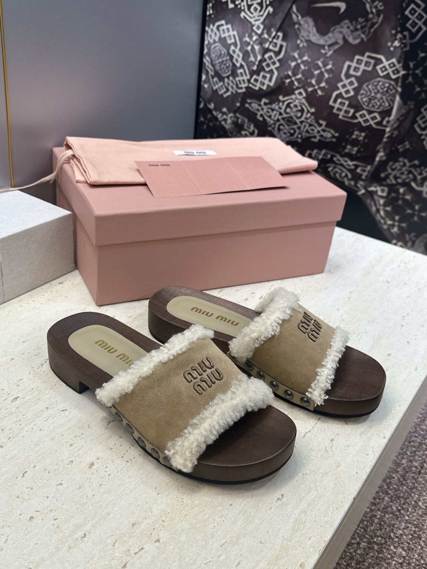 MiuMiu  2026秋冬新款时尚铆钉百搭羊羔毛女鞋 缪缪字母logo厚底圆头拼色露趾一字拖鞋  材质:鞋面进口羊猄皮