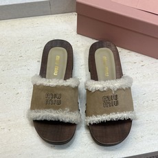 MiuMiu 2026秋冬新款时尚铆钉百搭羊羔毛女鞋 缪缪字母logo厚底圆头拼色露趾一字拖鞋 材质:鞋面进口羊猄皮 MiuMiu 2026秋冬新款时尚铆钉百搭羊羔毛女鞋 缪缪字母logo厚底圆头拼色露趾一字拖鞋 材质:鞋面进口羊猄皮