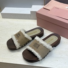 MiuMiu 2026秋冬新款时尚铆钉百搭羊羔毛女鞋 缪缪字母logo厚底圆头拼色露趾一字拖鞋 材质:鞋面进口羊猄皮 MiuMiu 2026秋冬新款时尚铆钉百搭羊羔毛女鞋 缪缪字母logo厚底圆头拼色露趾一字拖鞋 材质:鞋面进口羊猄皮