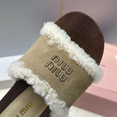 MiuMiu 2026秋冬新款时尚铆钉百搭羊羔毛女鞋 缪缪字母logo厚底圆头拼色露趾一字拖鞋 材质:鞋面进口羊猄皮 MiuMiu 2026秋冬新款时尚铆钉百搭羊羔毛女鞋 缪缪字母logo厚底圆头拼色露趾一字拖鞋 材质:鞋面进口羊猄皮