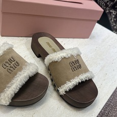 MiuMiu 2026秋冬新款时尚铆钉百搭羊羔毛女鞋 缪缪字母logo厚底圆头拼色露趾一字拖鞋 材质:鞋面进口羊猄皮 MiuMiu 2026秋冬新款时尚铆钉百搭羊羔毛女鞋 缪缪字母logo厚底圆头拼色露趾一字拖鞋 材质:鞋面进口羊猄皮