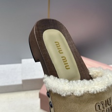 MiuMiu 2026秋冬新款时尚铆钉百搭羊羔毛女鞋 缪缪字母logo厚底圆头拼色露趾一字拖鞋 材质:鞋面进口羊猄皮 MiuMiu 2026秋冬新款时尚铆钉百搭羊羔毛女鞋 缪缪字母logo厚底圆头拼色露趾一字拖鞋 材质:鞋面进口羊猄皮