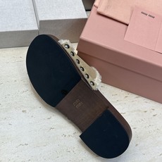 MiuMiu 2026秋冬新款时尚铆钉百搭羊羔毛女鞋 缪缪字母logo厚底圆头拼色露趾一字拖鞋 材质:鞋面进口羊猄皮 MiuMiu 2026秋冬新款时尚铆钉百搭羊羔毛女鞋 缪缪字母logo厚底圆头拼色露趾一字拖鞋 材质:鞋面进口羊猄皮