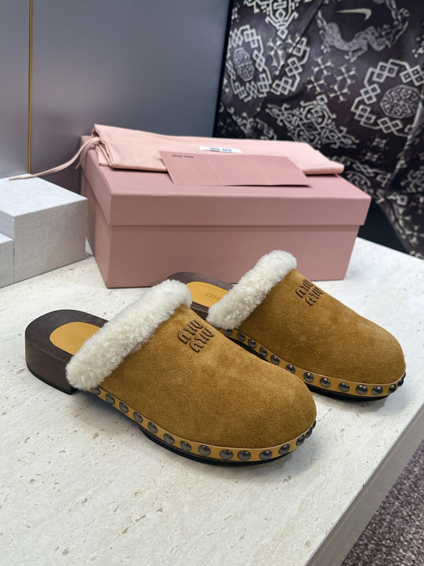 MiuMiu  2026秋冬新款时尚铆钉百搭羊羔毛女鞋 缪缪字母logo厚底圆头拼色穆勒拖鞋  材质:鞋面进口羊猄皮+进