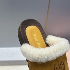 MiuMiu 2026秋冬新款时尚铆钉百搭羊羔毛女鞋 缪缪字母logo厚底圆头拼色穆勒拖鞋 材质:鞋面进口羊猄皮+进 MiuMiu 2026秋冬新款时尚铆钉百搭羊羔毛女鞋 缪缪字母logo厚底圆头拼色穆勒拖鞋 材质:鞋面进口羊猄皮+进