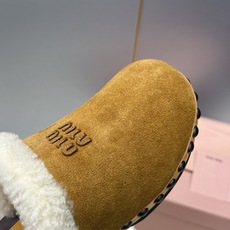 MiuMiu 2026秋冬新款时尚铆钉百搭羊羔毛女鞋 缪缪字母logo厚底圆头拼色穆勒拖鞋 材质:鞋面进口羊猄皮+进 MiuMiu 2026秋冬新款时尚铆钉百搭羊羔毛女鞋 缪缪字母logo厚底圆头拼色穆勒拖鞋 材质:鞋面进口羊猄皮+进