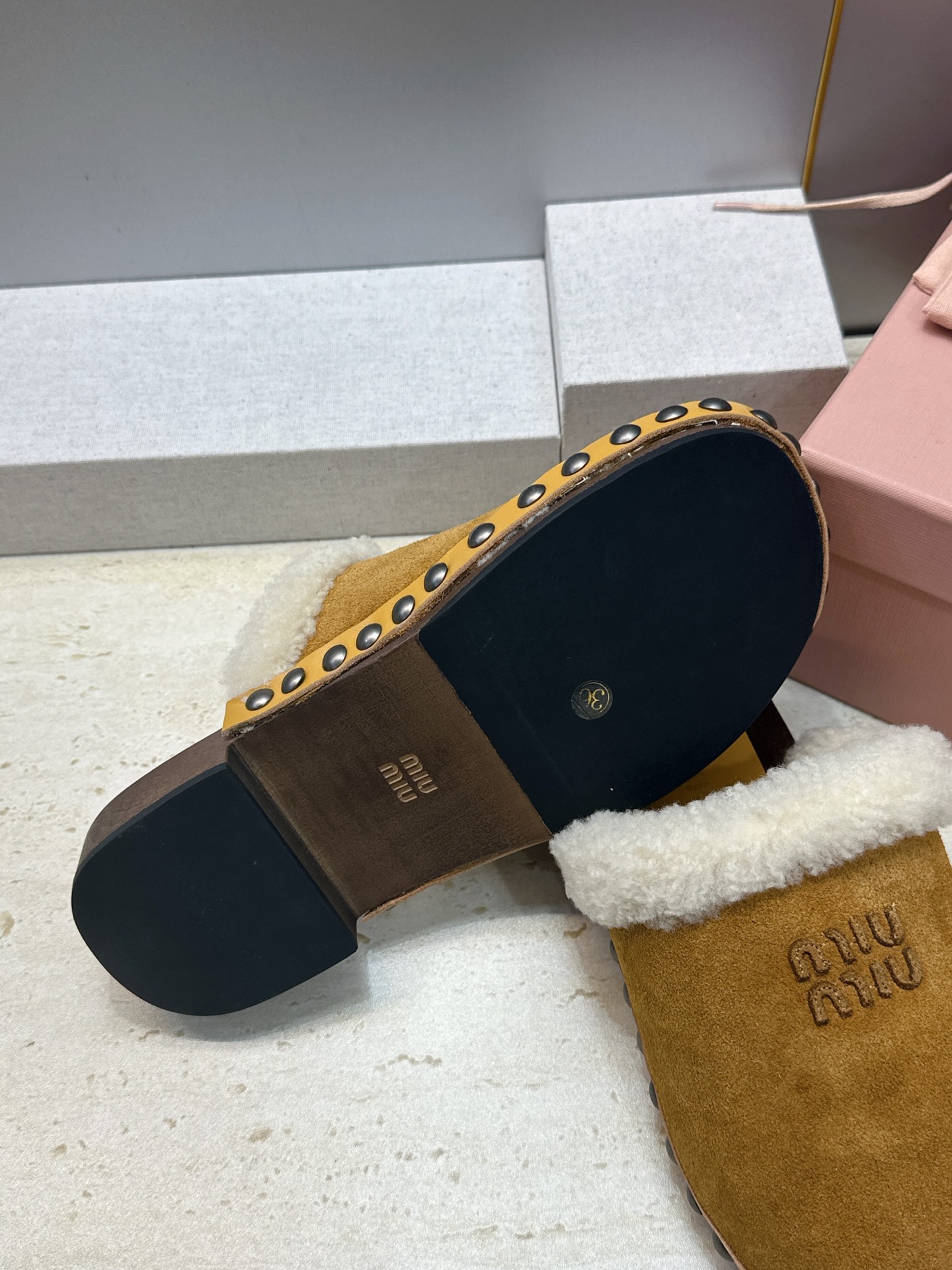 MiuMiu 2026秋冬新款时尚铆钉百搭羊羔毛女鞋 缪缪字母logo厚底圆头拼色穆勒拖鞋 材质:鞋面进口羊猄皮+进 MiuMiu 2026秋冬新款时尚铆钉百搭羊羔毛女鞋 缪缪字母logo厚底圆头拼色穆勒拖鞋 材质:鞋面进口羊猄皮+进