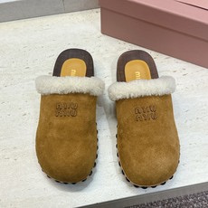 MiuMiu 2026秋冬新款时尚铆钉百搭羊羔毛女鞋 缪缪字母logo厚底圆头拼色穆勒拖鞋 材质:鞋面进口羊猄皮+进 MiuMiu 2026秋冬新款时尚铆钉百搭羊羔毛女鞋 缪缪字母logo厚底圆头拼色穆勒拖鞋 材质:鞋面进口羊猄皮+进
