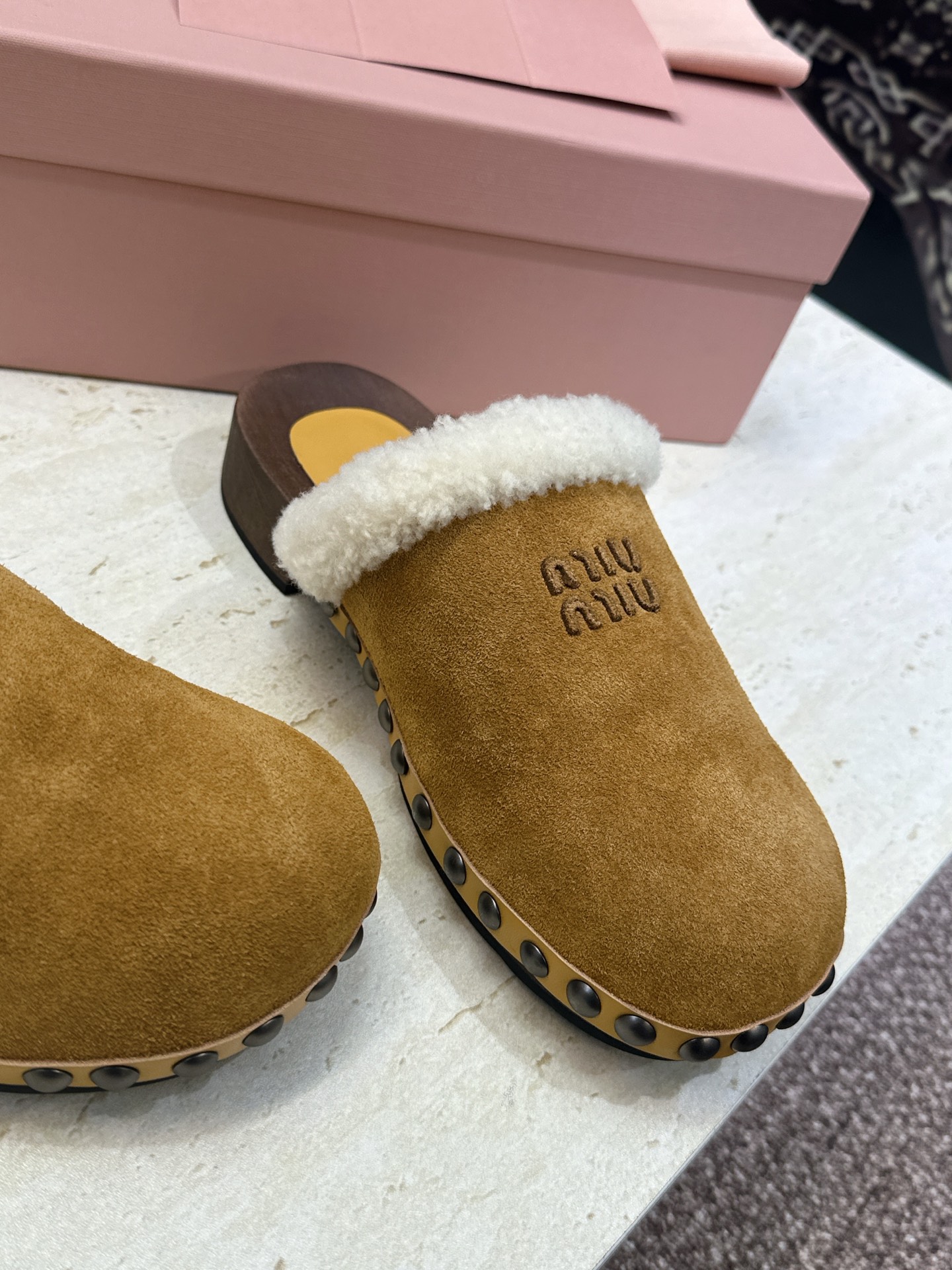 MiuMiu 2026秋冬新款时尚铆钉百搭羊羔毛女鞋 缪缪字母logo厚底圆头拼色穆勒拖鞋 材质:鞋面进口羊猄皮+进 MiuMiu 2026秋冬新款时尚铆钉百搭羊羔毛女鞋 缪缪字母logo厚底圆头拼色穆勒拖鞋 材质:鞋面进口羊猄皮+进