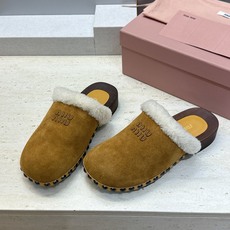 MiuMiu 2026秋冬新款时尚铆钉百搭羊羔毛女鞋 缪缪字母logo厚底圆头拼色穆勒拖鞋 材质:鞋面进口羊猄皮+进 MiuMiu 2026秋冬新款时尚铆钉百搭羊羔毛女鞋 缪缪字母logo厚底圆头拼色穆勒拖鞋 材质:鞋面进口羊猄皮+进