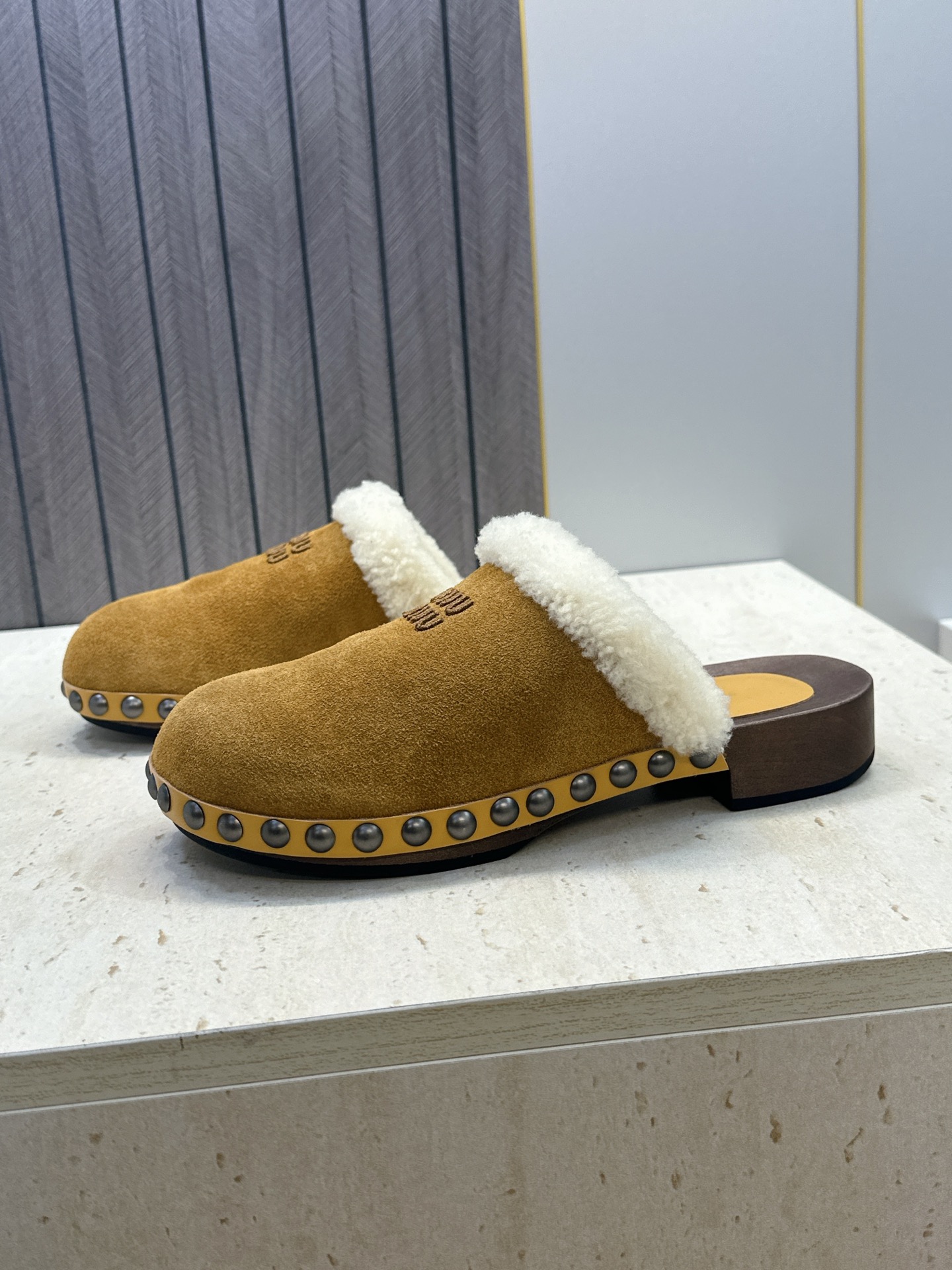MiuMiu 2026秋冬新款时尚铆钉百搭羊羔毛女鞋 缪缪字母logo厚底圆头拼色穆勒拖鞋 材质:鞋面进口羊猄皮+进 MiuMiu 2026秋冬新款时尚铆钉百搭羊羔毛女鞋 缪缪字母logo厚底圆头拼色穆勒拖鞋 材质:鞋面进口羊猄皮+进