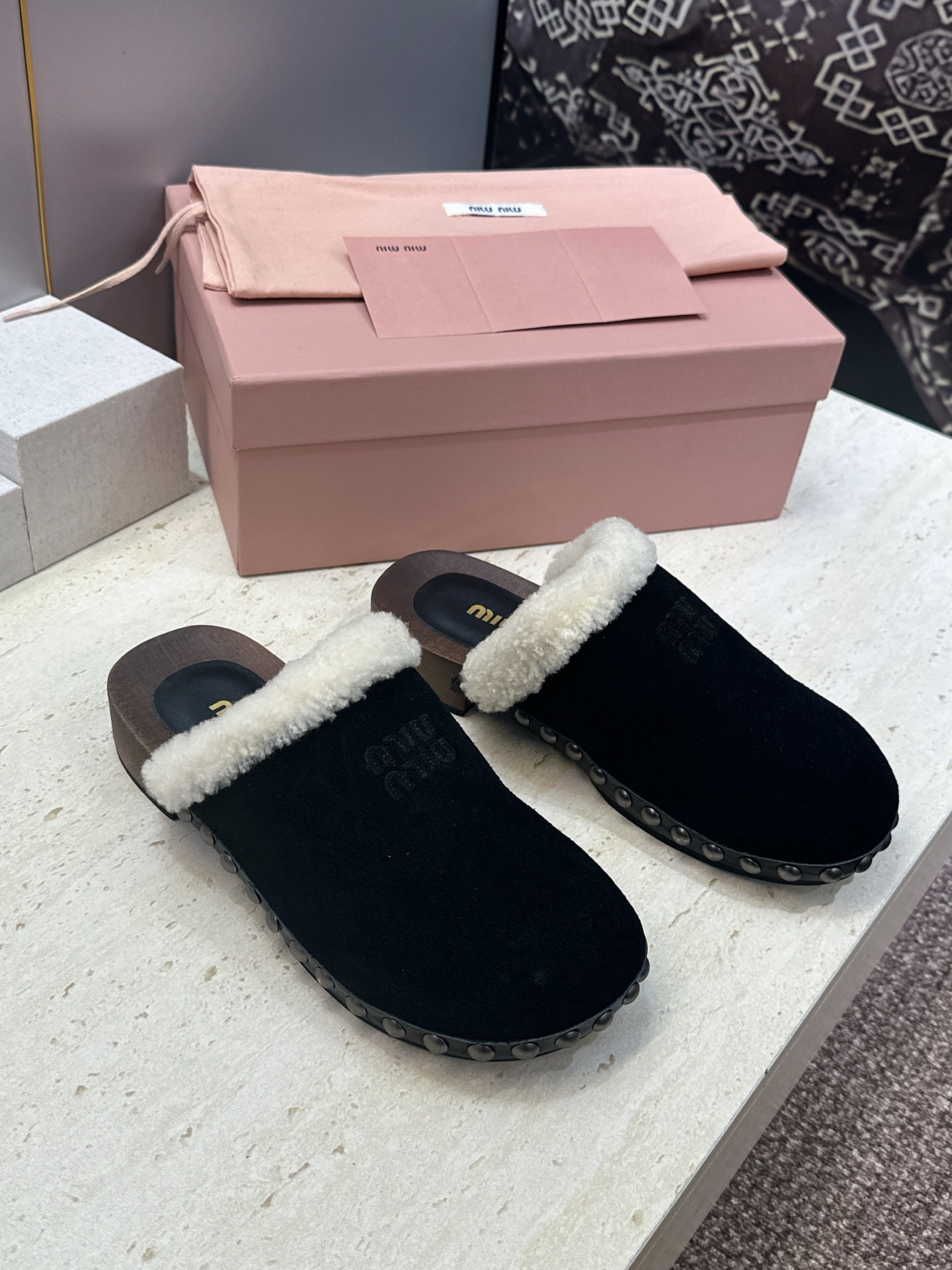 MiuMiu  2026秋冬新款时尚铆钉百搭羊羔毛女鞋 缪缪字母logo厚底圆头拼色穆勒拖鞋  材质:鞋面进口羊猄皮+进