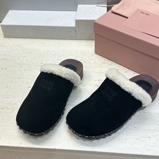 MiuMiu 2026秋冬新款时尚铆钉百搭羊羔毛女鞋 缪缪字母logo厚底圆头拼色穆勒拖鞋 材质:鞋面进口羊猄皮+进 MiuMiu 2026秋冬新款时尚铆钉百搭羊羔毛女鞋 缪缪字母logo厚底圆头拼色穆勒拖鞋 材质:鞋面进口羊猄皮+进