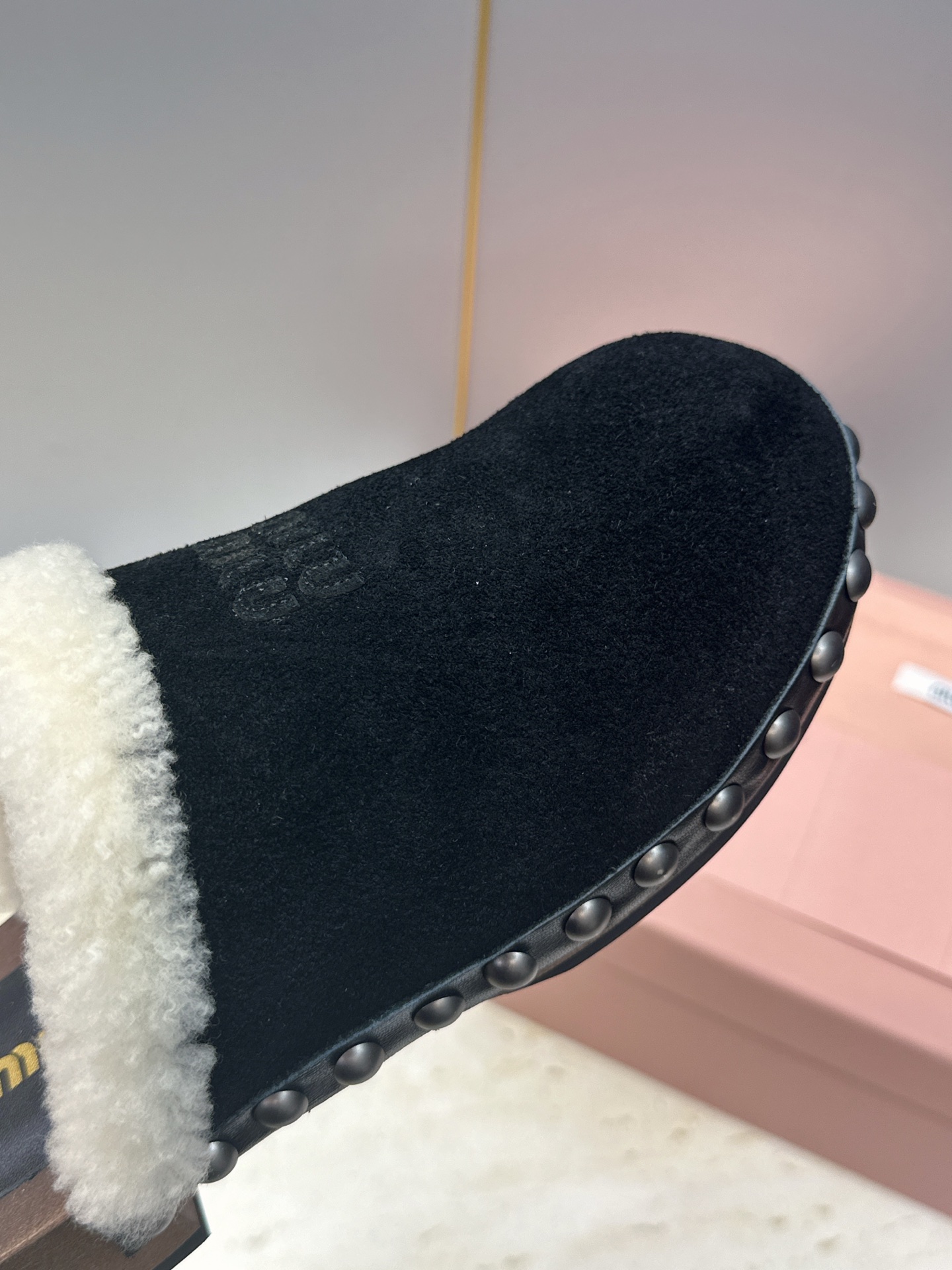 MiuMiu 2026秋冬新款时尚铆钉百搭羊羔毛女鞋 缪缪字母logo厚底圆头拼色穆勒拖鞋 材质:鞋面进口羊猄皮+进 MiuMiu 2026秋冬新款时尚铆钉百搭羊羔毛女鞋 缪缪字母logo厚底圆头拼色穆勒拖鞋 材质:鞋面进口羊猄皮+进