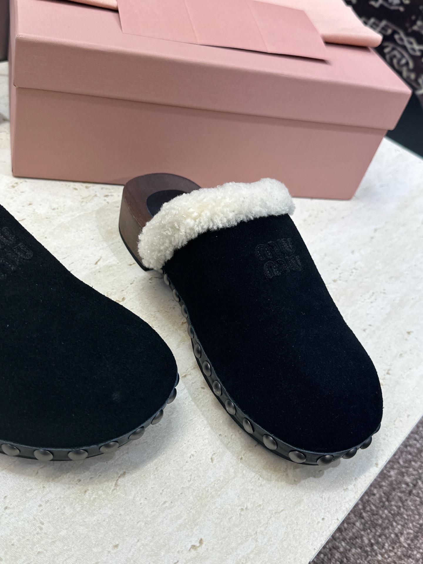 MiuMiu 2026秋冬新款时尚铆钉百搭羊羔毛女鞋 缪缪字母logo厚底圆头拼色穆勒拖鞋 材质:鞋面进口羊猄皮+进 MiuMiu 2026秋冬新款时尚铆钉百搭羊羔毛女鞋 缪缪字母logo厚底圆头拼色穆勒拖鞋 材质:鞋面进口羊猄皮+进