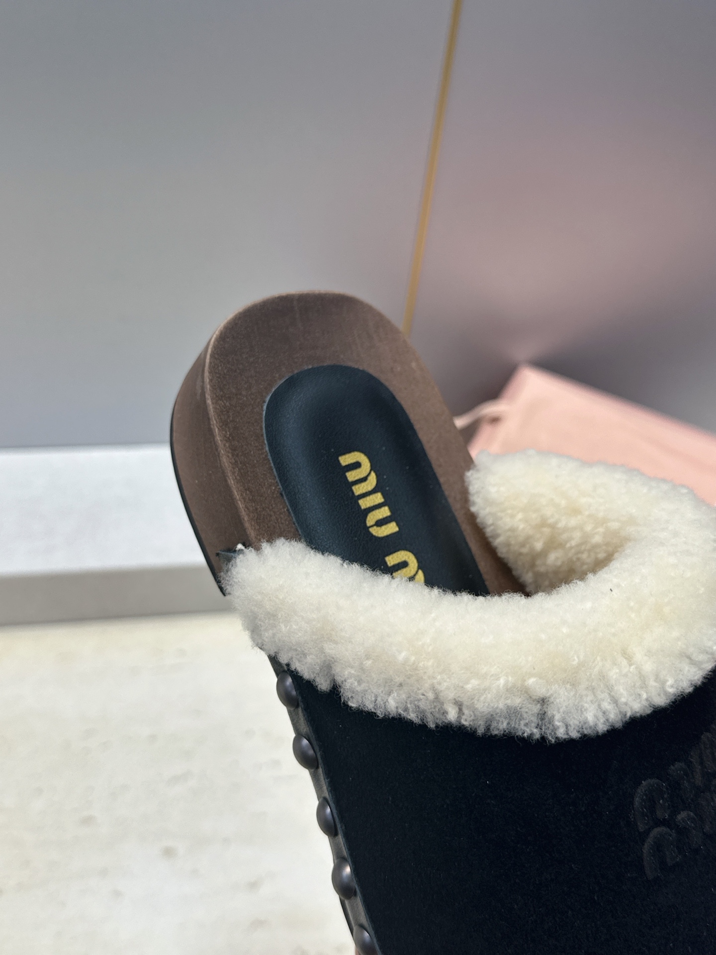 MiuMiu 2026秋冬新款时尚铆钉百搭羊羔毛女鞋 缪缪字母logo厚底圆头拼色穆勒拖鞋 材质:鞋面进口羊猄皮+进 MiuMiu 2026秋冬新款时尚铆钉百搭羊羔毛女鞋 缪缪字母logo厚底圆头拼色穆勒拖鞋 材质:鞋面进口羊猄皮+进