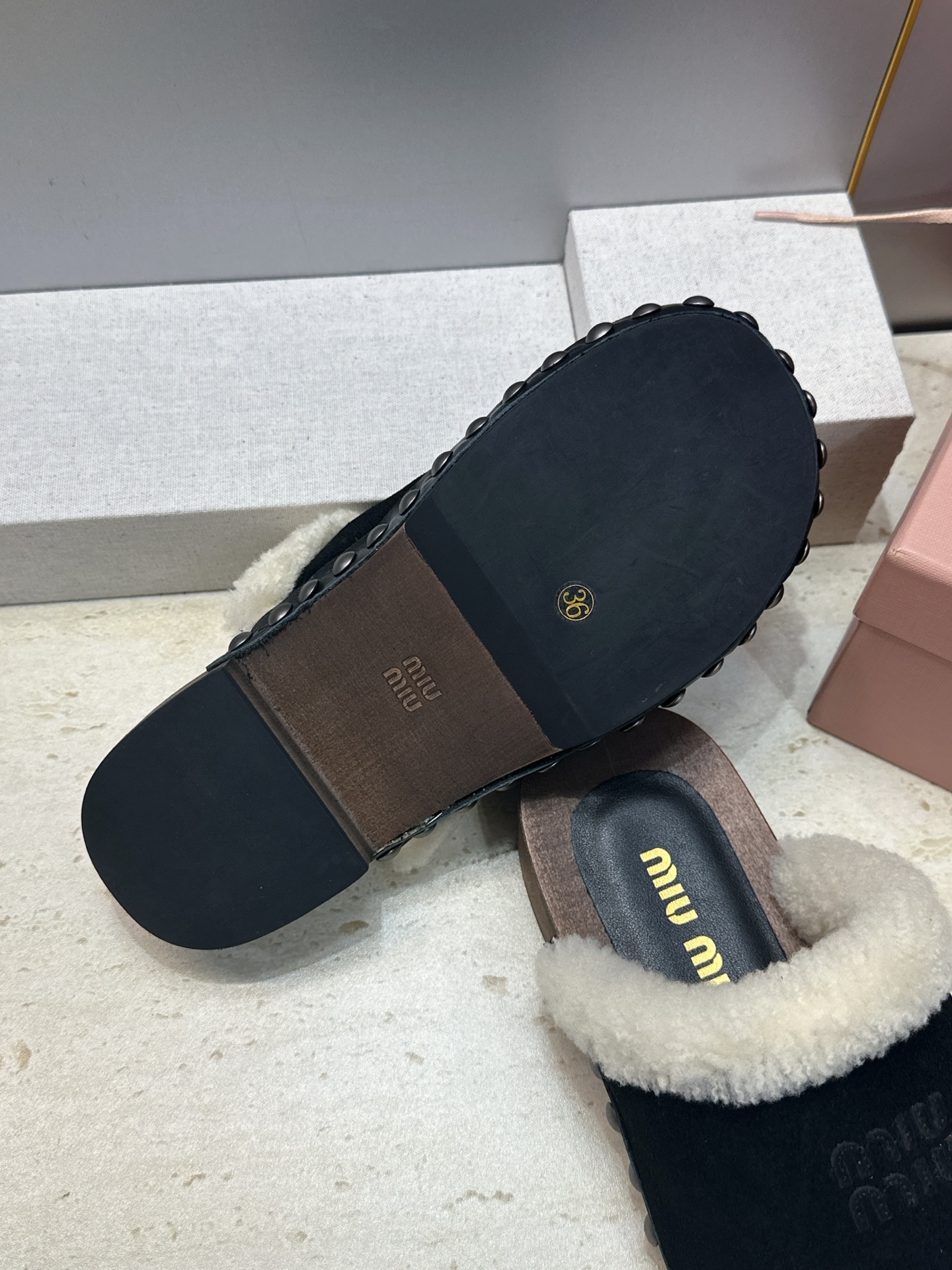 MiuMiu 2026秋冬新款时尚铆钉百搭羊羔毛女鞋 缪缪字母logo厚底圆头拼色穆勒拖鞋 材质:鞋面进口羊猄皮+进 MiuMiu 2026秋冬新款时尚铆钉百搭羊羔毛女鞋 缪缪字母logo厚底圆头拼色穆勒拖鞋 材质:鞋面进口羊猄皮+进