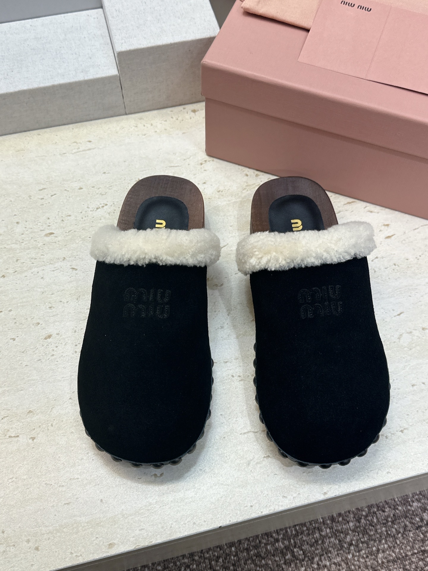 MiuMiu 2026秋冬新款时尚铆钉百搭羊羔毛女鞋 缪缪字母logo厚底圆头拼色穆勒拖鞋 材质:鞋面进口羊猄皮+进 MiuMiu 2026秋冬新款时尚铆钉百搭羊羔毛女鞋 缪缪字母logo厚底圆头拼色穆勒拖鞋 材质:鞋面进口羊猄皮+进