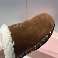MiuMiu 2026秋冬新款时尚铆钉百搭羊羔毛女鞋 缪缪字母logo厚底圆头拼色穆勒拖鞋 材质:鞋面进口羊猄皮+进 MiuMiu 2026秋冬新款时尚铆钉百搭羊羔毛女鞋 缪缪字母logo厚底圆头拼色穆勒拖鞋 材质:鞋面进口羊猄皮+进