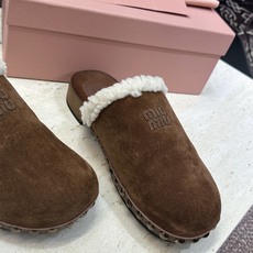 MiuMiu 2026秋冬新款时尚铆钉百搭羊羔毛女鞋 缪缪字母logo厚底圆头拼色穆勒拖鞋 材质:鞋面进口羊猄皮+进 MiuMiu 2026秋冬新款时尚铆钉百搭羊羔毛女鞋 缪缪字母logo厚底圆头拼色穆勒拖鞋 材质:鞋面进口羊猄皮+进