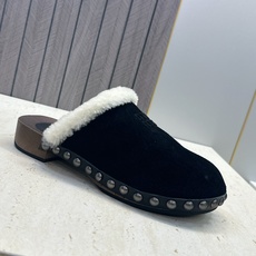MiuMiu 2026秋冬新款时尚铆钉百搭羊羔毛女鞋 缪缪字母logo厚底圆头拼色穆勒拖鞋 材质:鞋面进口羊猄皮+进 MiuMiu 2026秋冬新款时尚铆钉百搭羊羔毛女鞋 缪缪字母logo厚底圆头拼色穆勒拖鞋 材质:鞋面进口羊猄皮+进