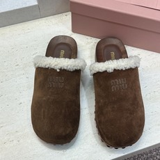 MiuMiu 2026秋冬新款时尚铆钉百搭羊羔毛女鞋 缪缪字母logo厚底圆头拼色穆勒拖鞋 材质:鞋面进口羊猄皮+进 MiuMiu 2026秋冬新款时尚铆钉百搭羊羔毛女鞋 缪缪字母logo厚底圆头拼色穆勒拖鞋 材质:鞋面进口羊猄皮+进