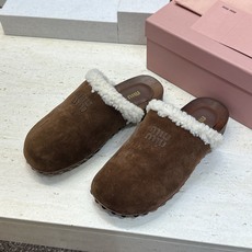 MiuMiu 2026秋冬新款时尚铆钉百搭羊羔毛女鞋 缪缪字母logo厚底圆头拼色穆勒拖鞋 材质:鞋面进口羊猄皮+进 MiuMiu 2026秋冬新款时尚铆钉百搭羊羔毛女鞋 缪缪字母logo厚底圆头拼色穆勒拖鞋 材质:鞋面进口羊猄皮+进