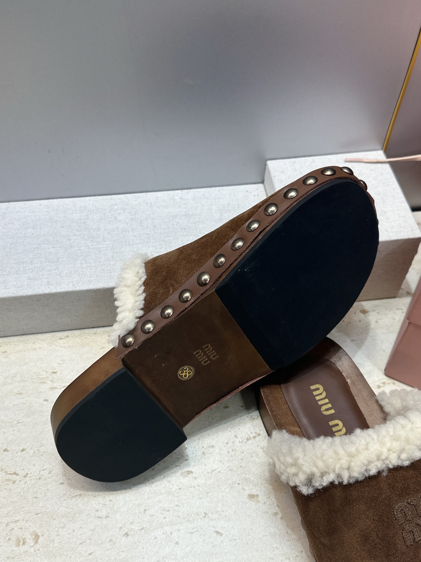 MiuMiu 2026秋冬新款时尚铆钉百搭羊羔毛女鞋 缪缪字母logo厚底圆头拼色穆勒拖鞋 材质:鞋面进口羊猄皮+进 MiuMiu 2026秋冬新款时尚铆钉百搭羊羔毛女鞋 缪缪字母logo厚底圆头拼色穆勒拖鞋 材质:鞋面进口羊猄皮+进