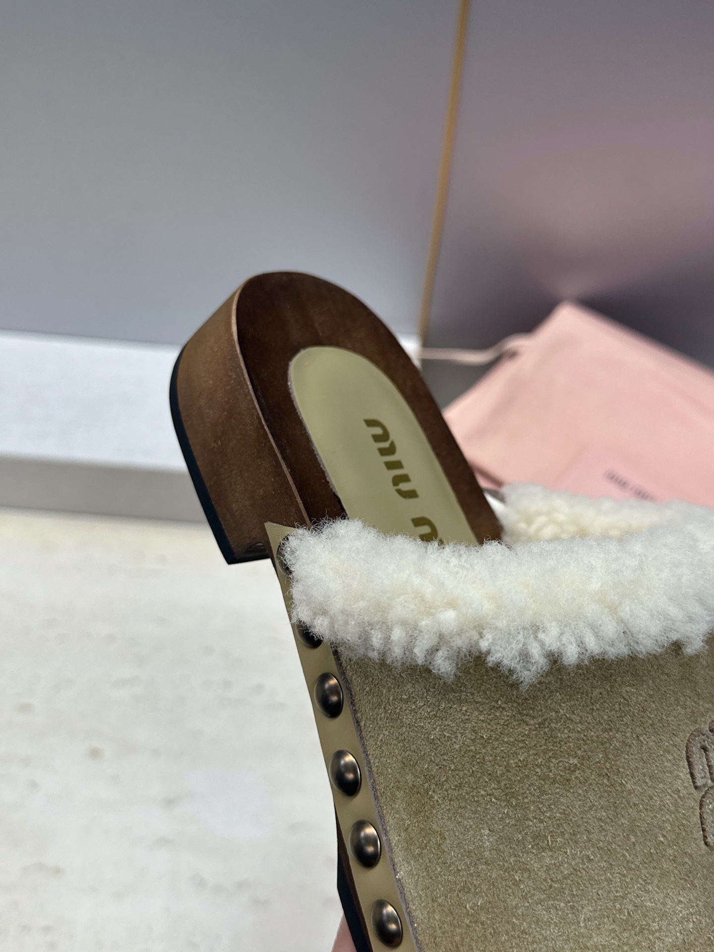 MiuMiu 2026秋冬新款时尚铆钉百搭羊羔毛女鞋 缪缪字母logo厚底圆头拼色穆勒拖鞋 材质:鞋面进口羊猄皮+进 MiuMiu 2026秋冬新款时尚铆钉百搭羊羔毛女鞋 缪缪字母logo厚底圆头拼色穆勒拖鞋 材质:鞋面进口羊猄皮+进