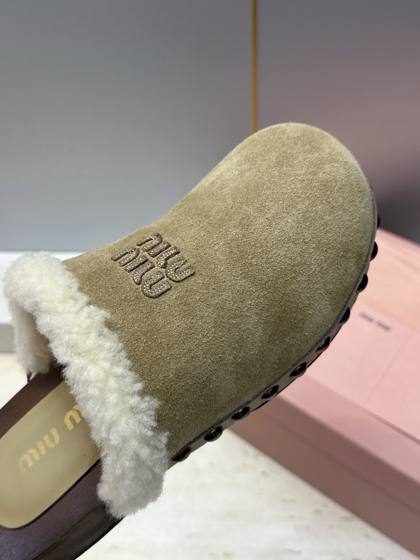 MiuMiu 2026秋冬新款时尚铆钉百搭羊羔毛女鞋 缪缪字母logo厚底圆头拼色穆勒拖鞋 材质:鞋面进口羊猄皮+进 MiuMiu 2026秋冬新款时尚铆钉百搭羊羔毛女鞋 缪缪字母logo厚底圆头拼色穆勒拖鞋 材质:鞋面进口羊猄皮+进