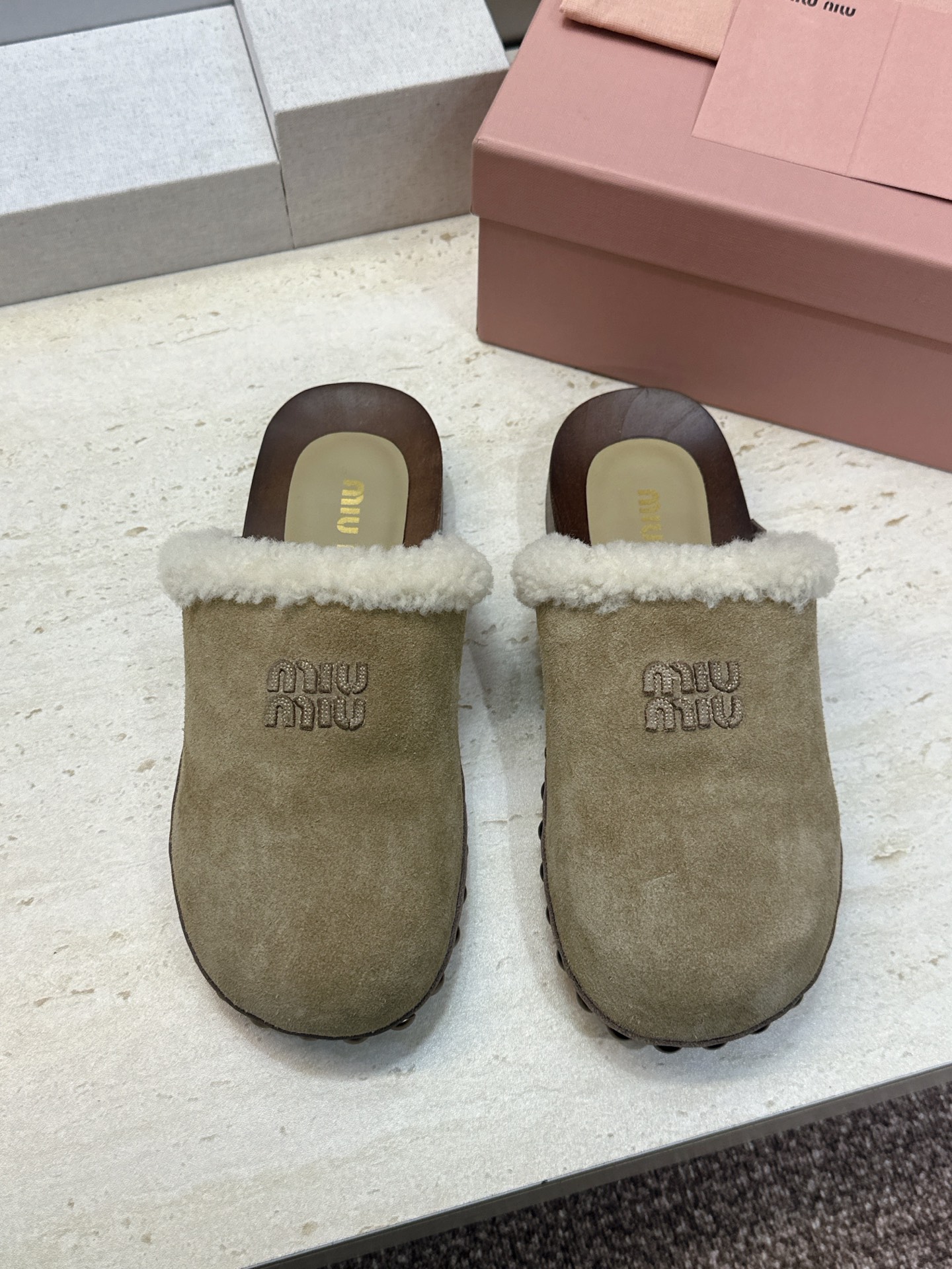 MiuMiu 2026秋冬新款时尚铆钉百搭羊羔毛女鞋 缪缪字母logo厚底圆头拼色穆勒拖鞋 材质:鞋面进口羊猄皮+进 MiuMiu 2026秋冬新款时尚铆钉百搭羊羔毛女鞋 缪缪字母logo厚底圆头拼色穆勒拖鞋 材质:鞋面进口羊猄皮+进