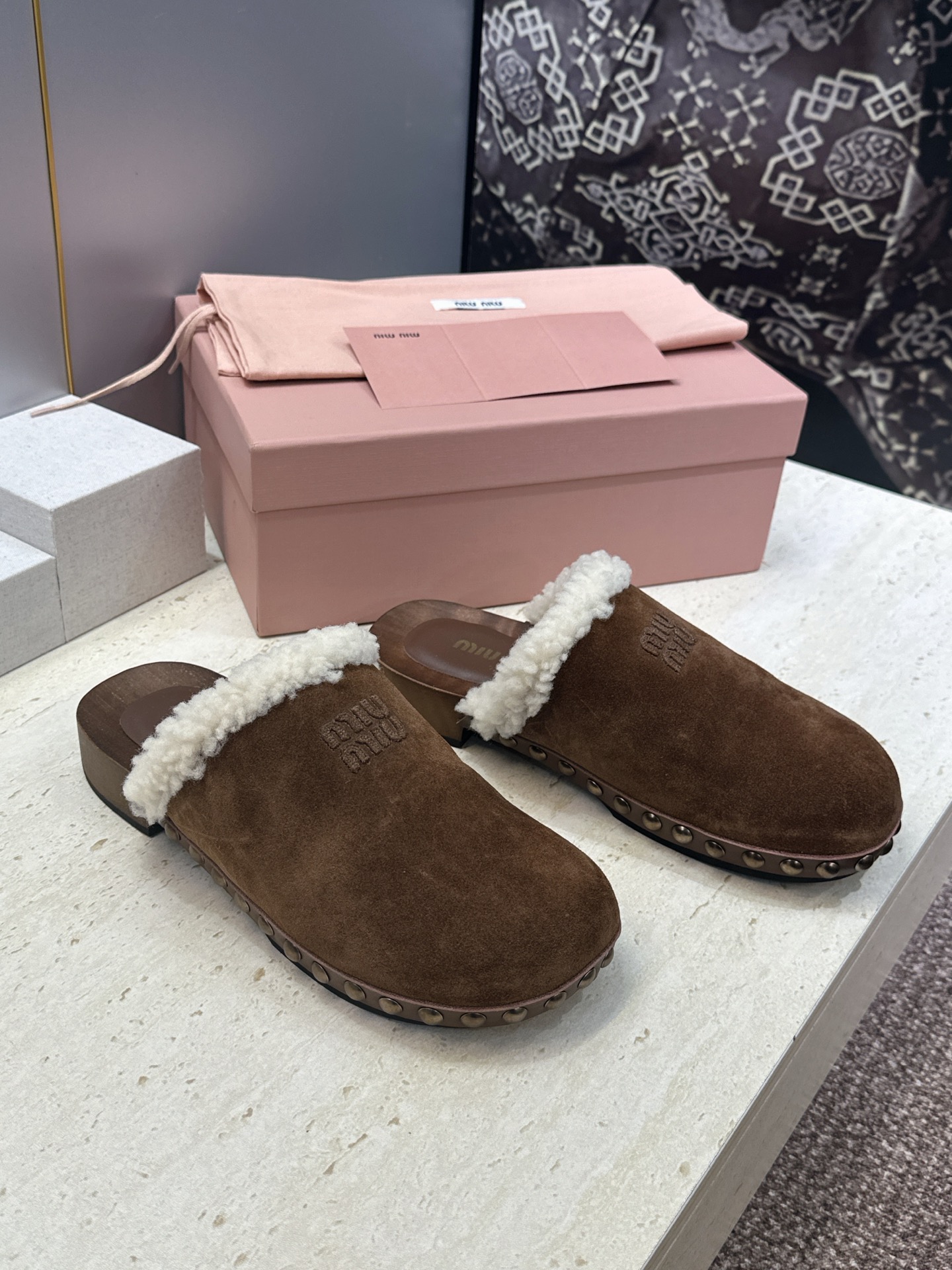 MiuMiu  2026秋冬新款时尚铆钉百搭羊羔毛女鞋 缪缪字母logo厚底圆头拼色穆勒拖鞋  材质:鞋面进口羊猄皮+进