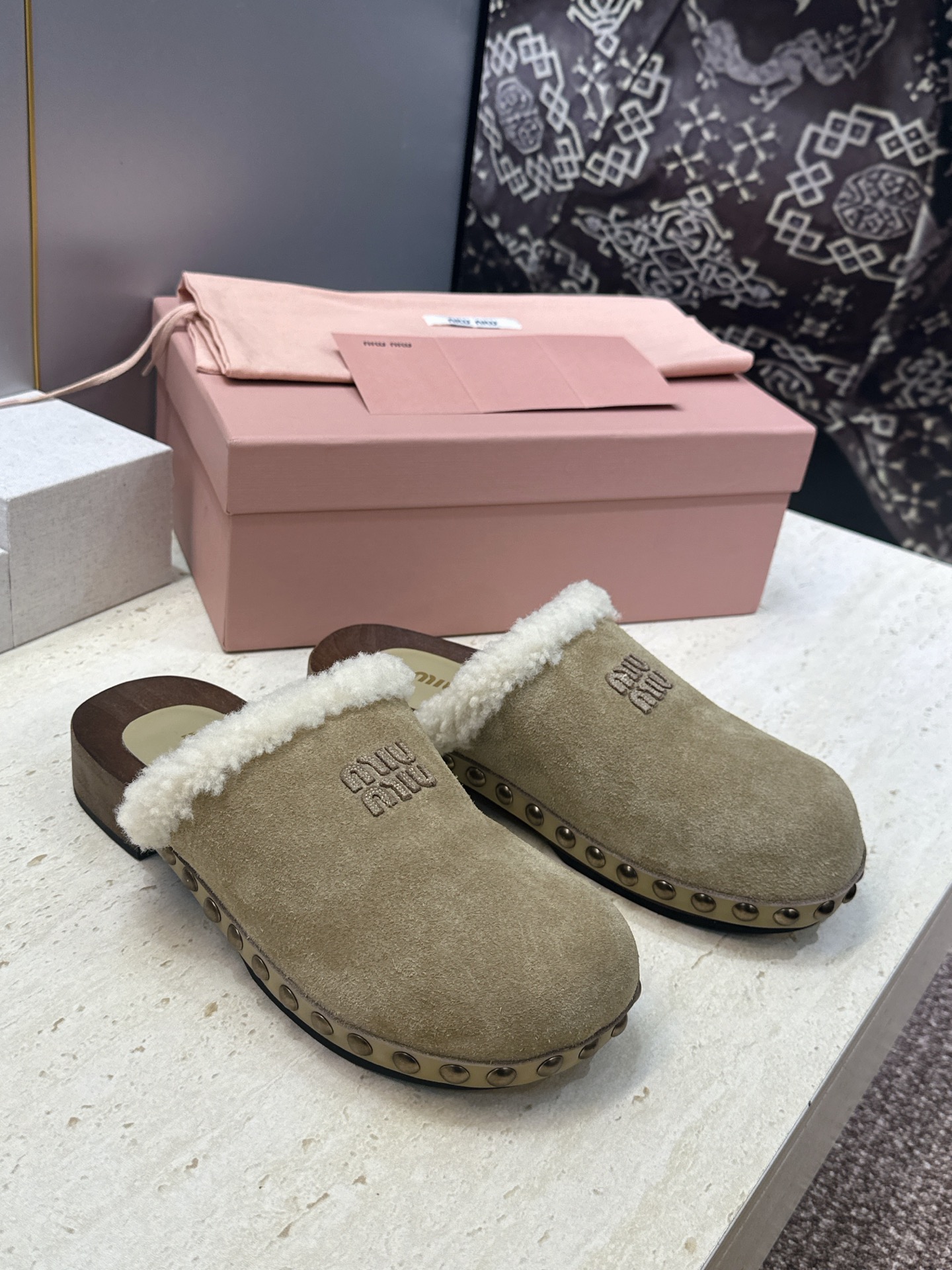 MiuMiu  2026秋冬新款时尚铆钉百搭羊羔毛女鞋 缪缪字母logo厚底圆头拼色穆勒拖鞋  材质:鞋面进口羊猄皮+进