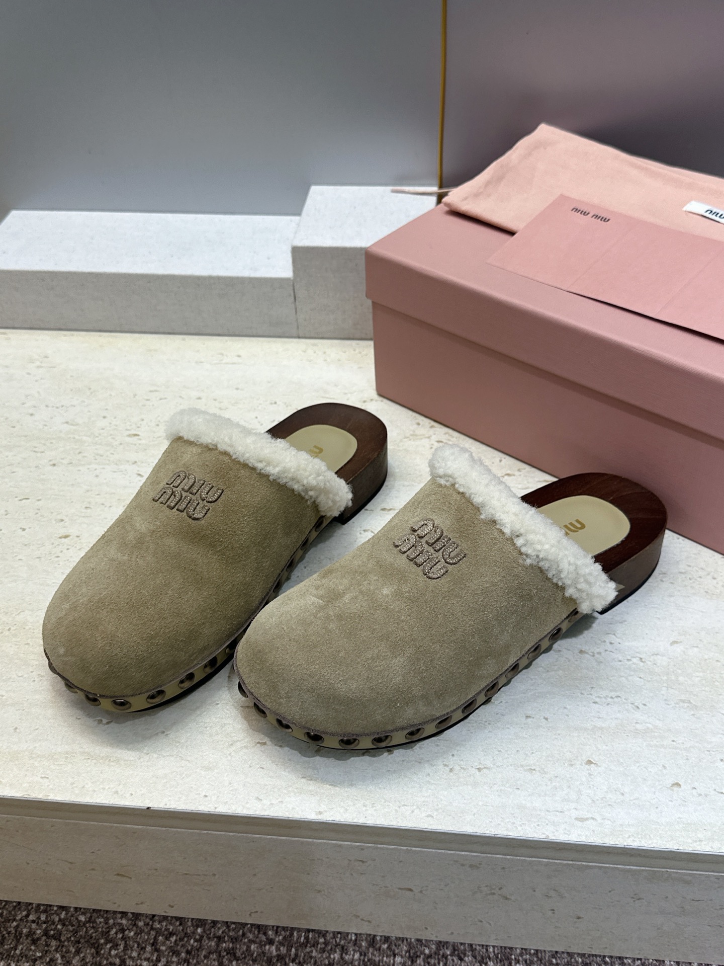 MiuMiu 2026秋冬新款时尚铆钉百搭羊羔毛女鞋 缪缪字母logo厚底圆头拼色穆勒拖鞋 材质:鞋面进口羊猄皮+进 MiuMiu 2026秋冬新款时尚铆钉百搭羊羔毛女鞋 缪缪字母logo厚底圆头拼色穆勒拖鞋 材质:鞋面进口羊猄皮+进