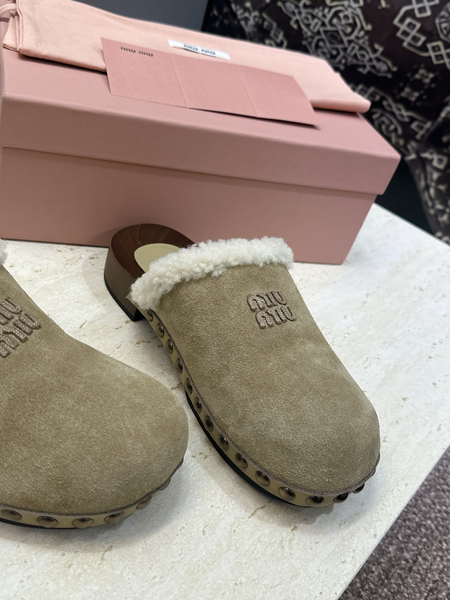 MiuMiu 2026秋冬新款时尚铆钉百搭羊羔毛女鞋 缪缪字母logo厚底圆头拼色穆勒拖鞋 材质:鞋面进口羊猄皮+进 MiuMiu 2026秋冬新款时尚铆钉百搭羊羔毛女鞋 缪缪字母logo厚底圆头拼色穆勒拖鞋 材质:鞋面进口羊猄皮+进